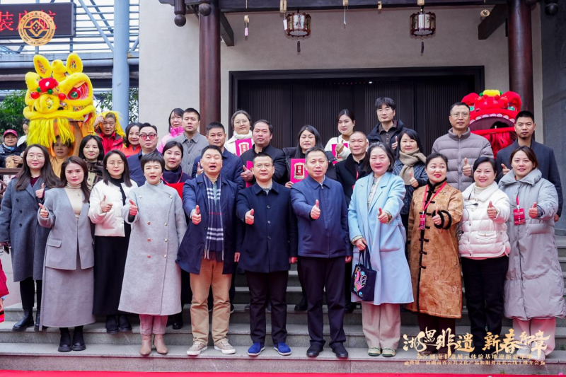 非遺傳承人代表們在湖南非遺展示體驗基地前合影,。