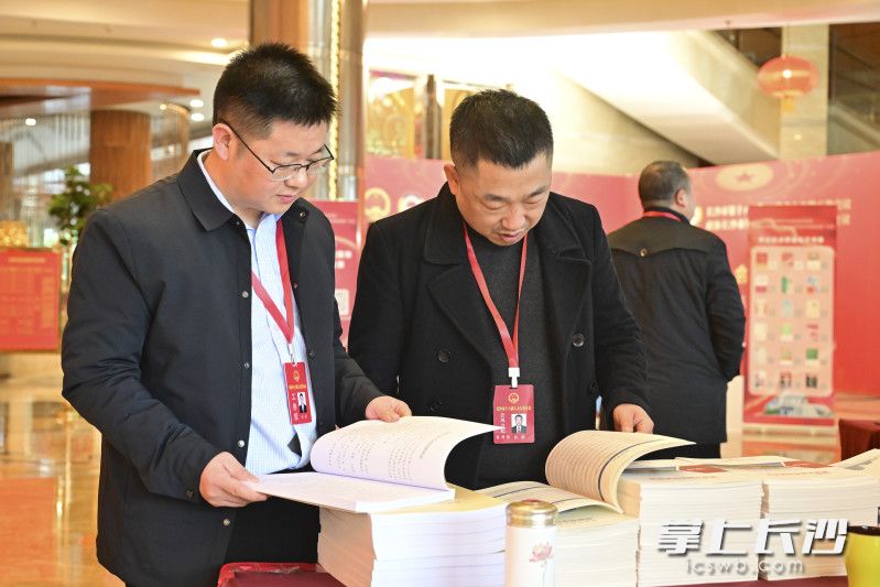 在駐地賓館現(xiàn)場(chǎng)還設(shè)立了圖書角,，為參會(huì)代表,、工作人員提供文化“充電”服務(wù),。