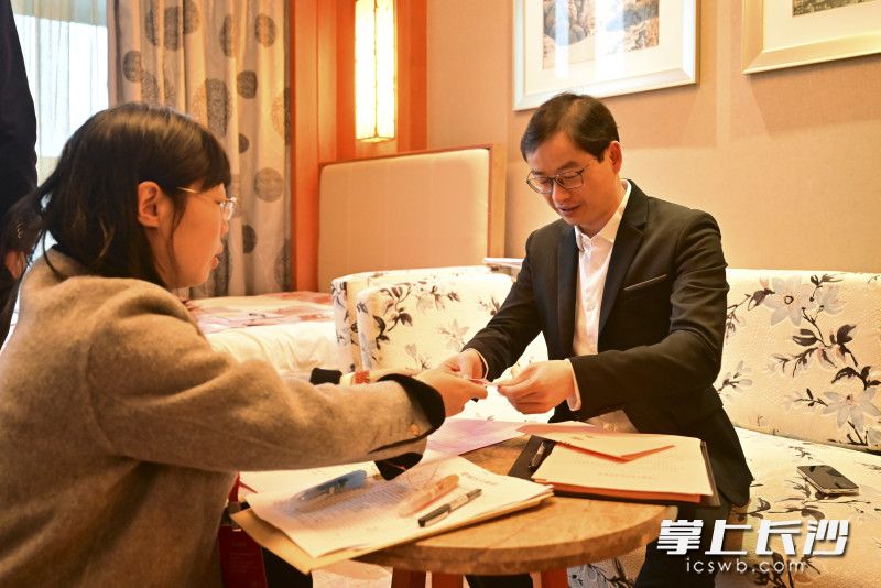 今天上午,，出席長(zhǎng)沙市第十六屆人民代表大會(huì)第五次會(huì)議的代表們,，陸續(xù)抵達(dá)代表團(tuán)駐地，向大會(huì)報(bào)到,。 均為長(zhǎng)沙晚報(bào)全媒體記者余劭劼攝