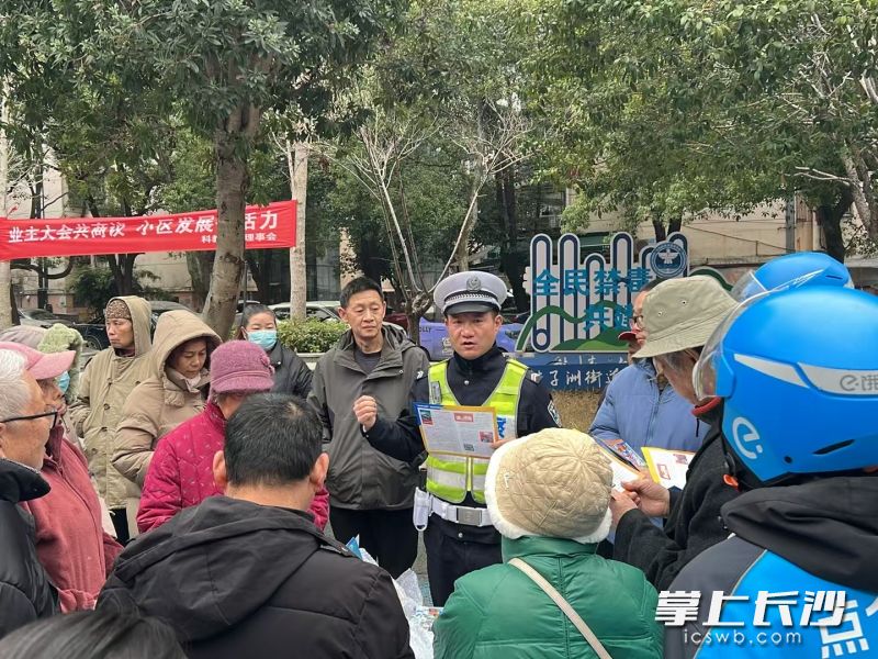 長沙市公安局交通警察支隊岳麓大隊四開展反酒駕交通安全宣傳活動,。長沙晚報通訊員 凌菱 供圖