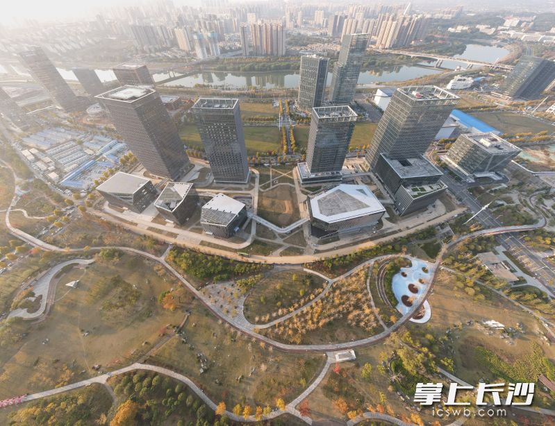 由中建五局總承包公司承建的中南傳媒馬欄山園區(qū)項(xiàng)目竣工,，將為湖南出版高質(zhì)量發(fā)展提供強(qiáng)勁引擎。  長(zhǎng)沙晚報(bào)通訊員 任明敏 供圖