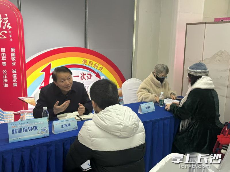 求職者在接受一對一就業(yè)指導(dǎo),。