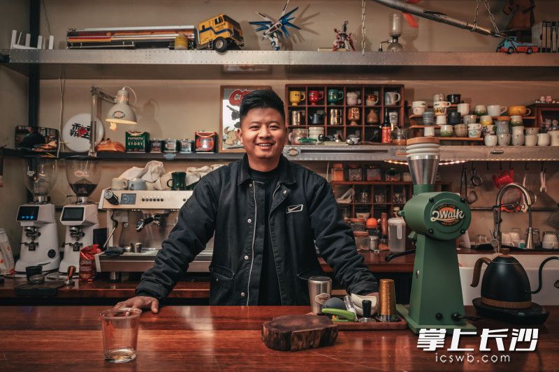 這處由廢棄保安亭改造而成的咖啡館已成社交媒體上的熱門打卡點,。 均為 全媒體記者 陳飛 攝