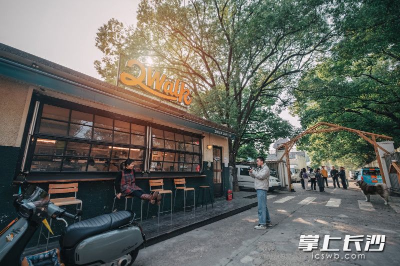 年輕人在2walk咖啡館打卡拍照,。