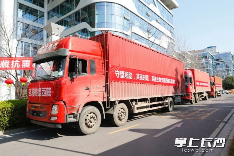 運(yùn)送90套活動(dòng)板房的三輛大貨車16日出發(fā)駛往西藏。受訪者供圖