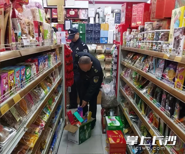 行動(dòng)中對(duì)轄區(qū)門店進(jìn)行安全巡查。