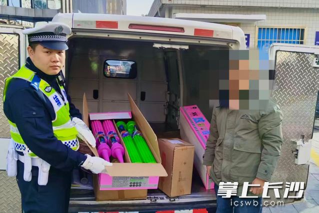 車內(nèi)發(fā)現(xiàn)2盒加特林煙花爆竹。均為長沙晚報(bào)通訊員 李文供圖