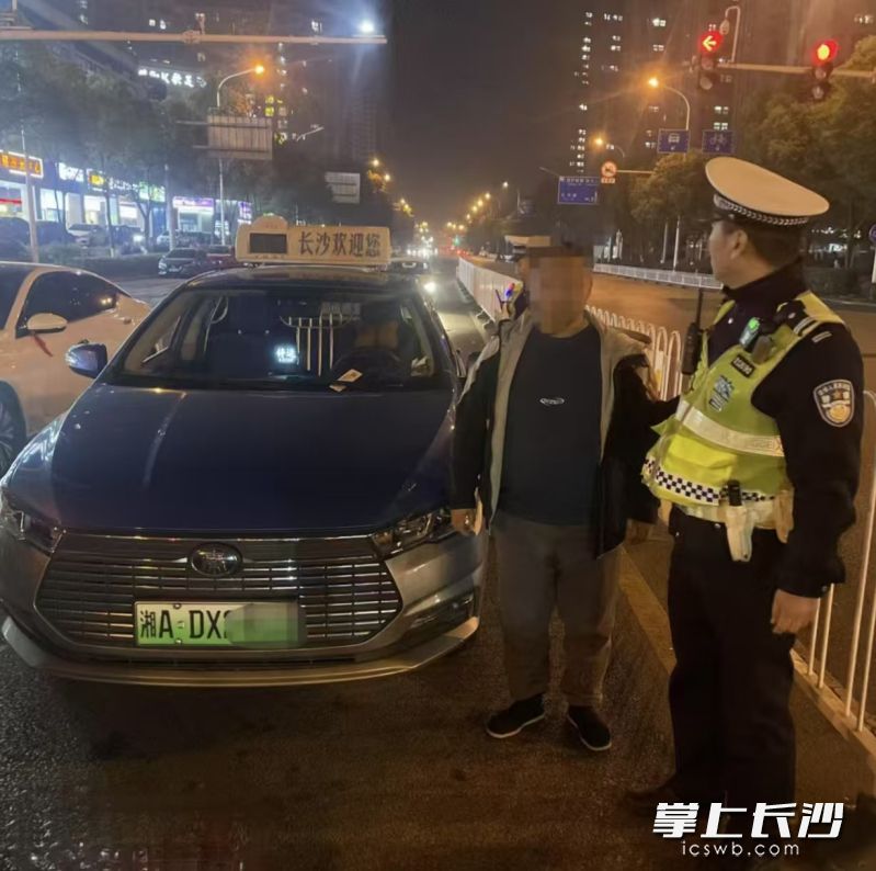 出租車司機酒后駕車被交警查處,。 長沙晚報通訊員 屈省 供圖