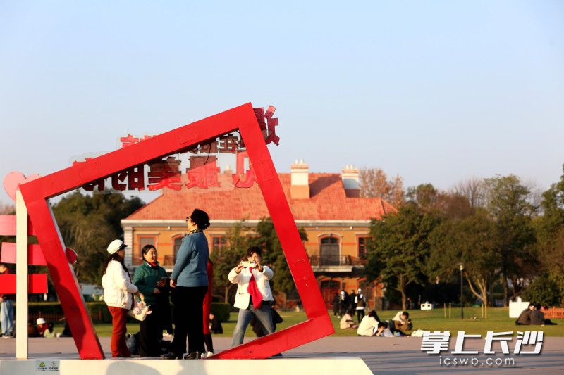 游客在橘子洲景區(qū)打卡,。 均為長(zhǎng)沙晚報(bào)全媒體記者賀文兵攝