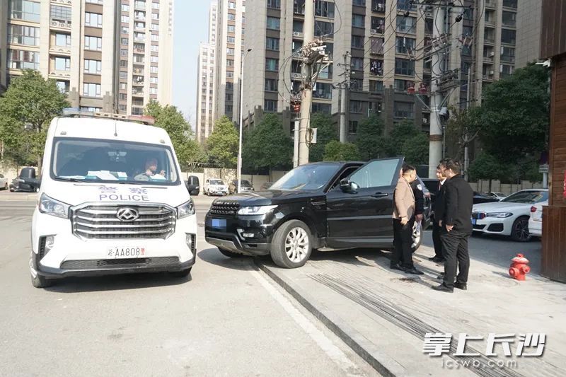 警車攔下路虎,，被執(zhí)行人當(dāng)場(chǎng)支付4萬(wàn)元并就剩余案款部分達(dá)成還款協(xié)議。長(zhǎng)沙晚報(bào)通訊員 鄒晴 陶夢(mèng)瀾 攝影報(bào)道