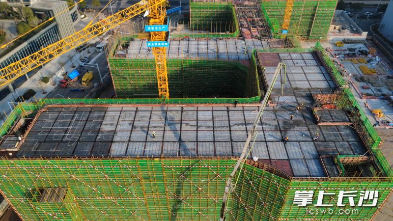 仙姑嶺小學（暫用名）新建項目2#教學樓主體結構順利封頂,。   長沙晚報通訊員 舒媛 供圖