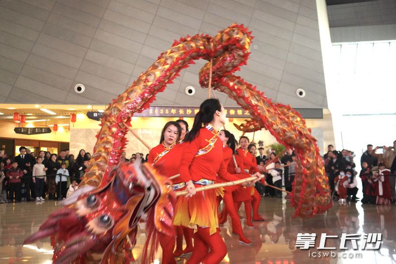 1月23日下午，長沙市博物館開啟小年集市,，現(xiàn)場舞龍舞出福氣壽桃,。 均為長沙晚報(bào)全媒體記者鄒麟、實(shí)習(xí)生蘇昱攝