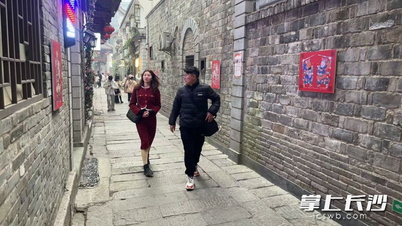 古街披上精美的年畫,。