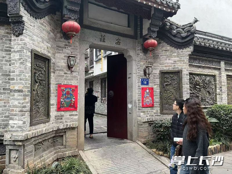 古街披上年畫,。