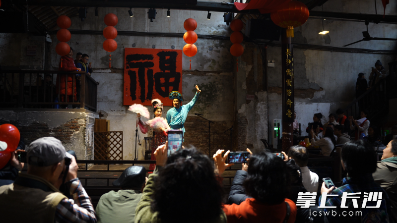 演員們身著華麗服飾,，用精湛的演技為觀眾帶來(lái)一場(chǎng)視聽盛宴。