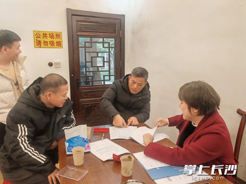 村民順利簽約,。長沙晚報(bào)通訊員 廖道榮 供圖