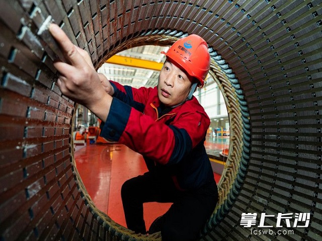 毛強正在進(jìn)行電機(jī)定子內(nèi)圓清潔,。