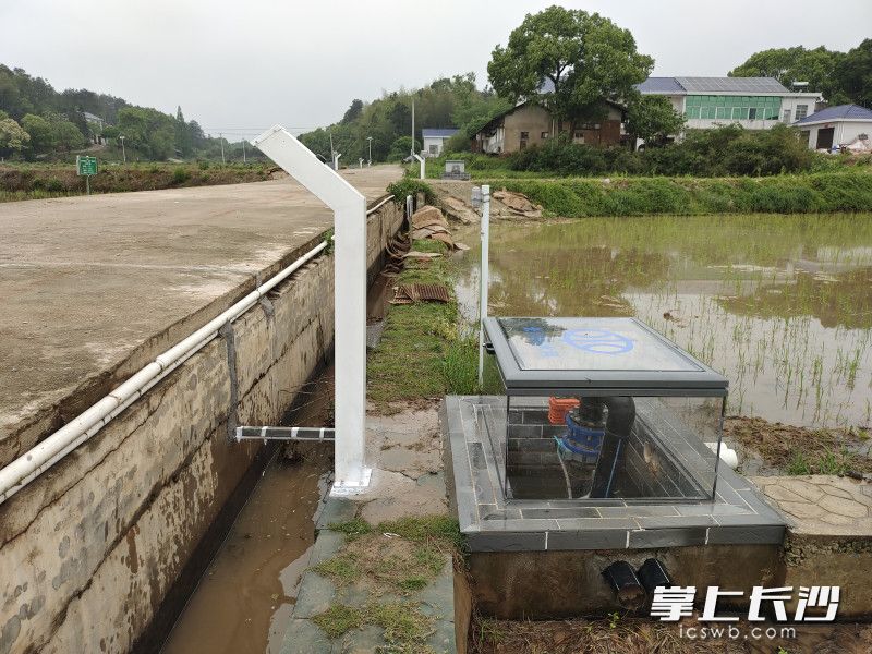 這些智能化設(shè)備能通過(guò)手機(jī)軟件遠(yuǎn)程控制,。