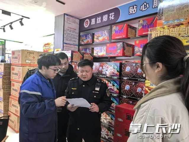 近日,，天心區(qū)各部門聯(lián)合開展夜巡執(zhí)法行動。 長沙晚報通訊員 宋進源供圖