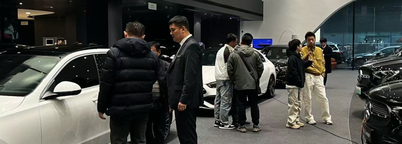 春節(jié)前夕,，永通華之杰奔馳4S店里來購車的消費者絡繹不絕,。 車商供圖