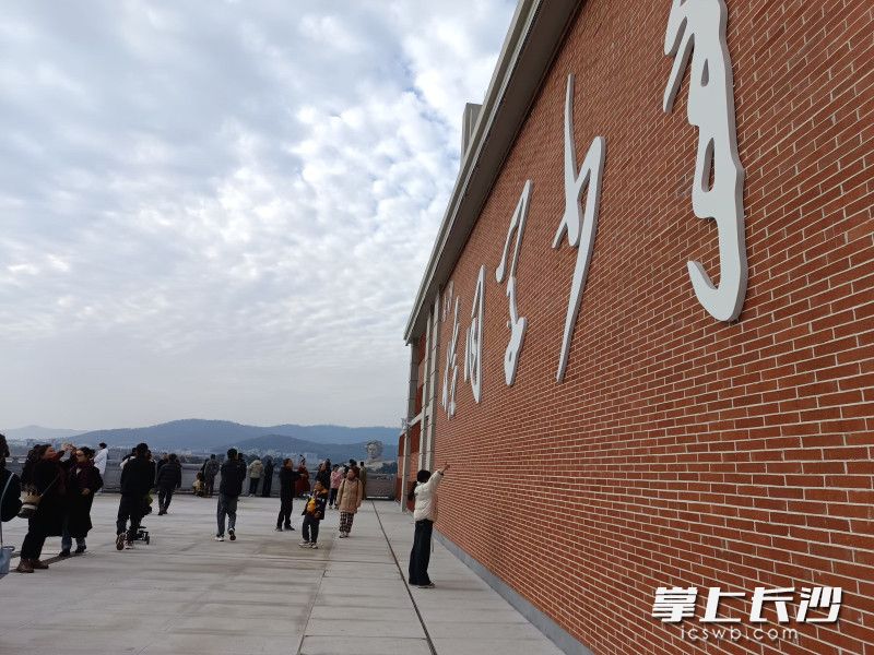 在恰同學(xué)少年廣場打卡,，能一覽山水洲城和青年毛澤東藝術(shù)雕像,。