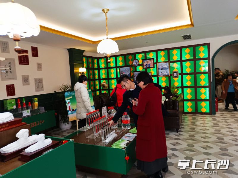 市民朋友在挑選商品,。