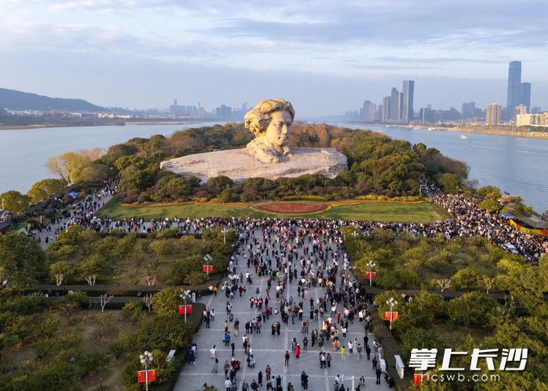 正月初一,，不少市民游客趁晴好天氣來到橘子洲游玩。均為長沙晚報全媒體記者 郭雨滴 攝