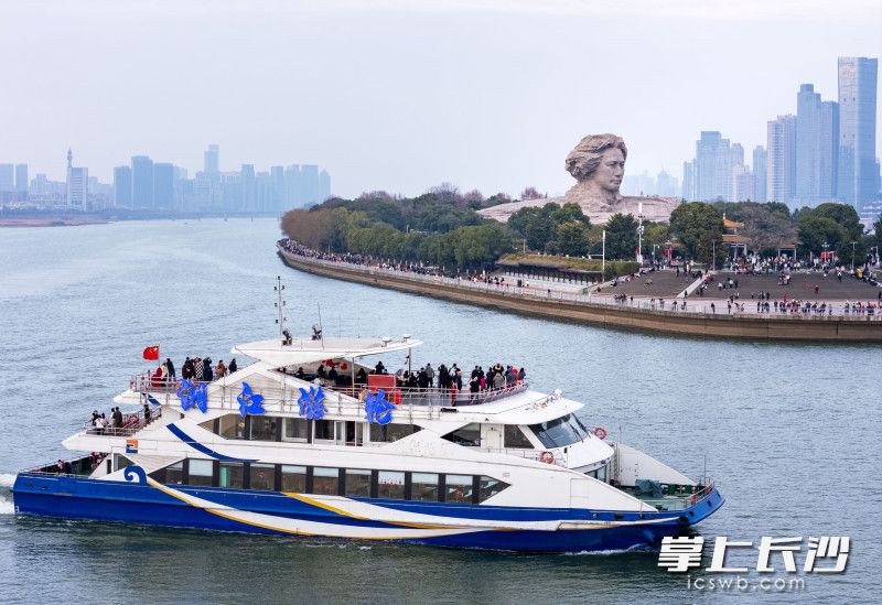 市民游客在湘江游輪上拍攝青年毛澤東藝術(shù)雕塑,。