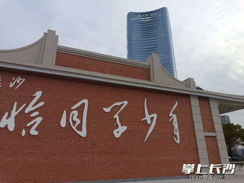 恰同學(xué)少年廣場(chǎng)就在城市中心區(qū)域,。