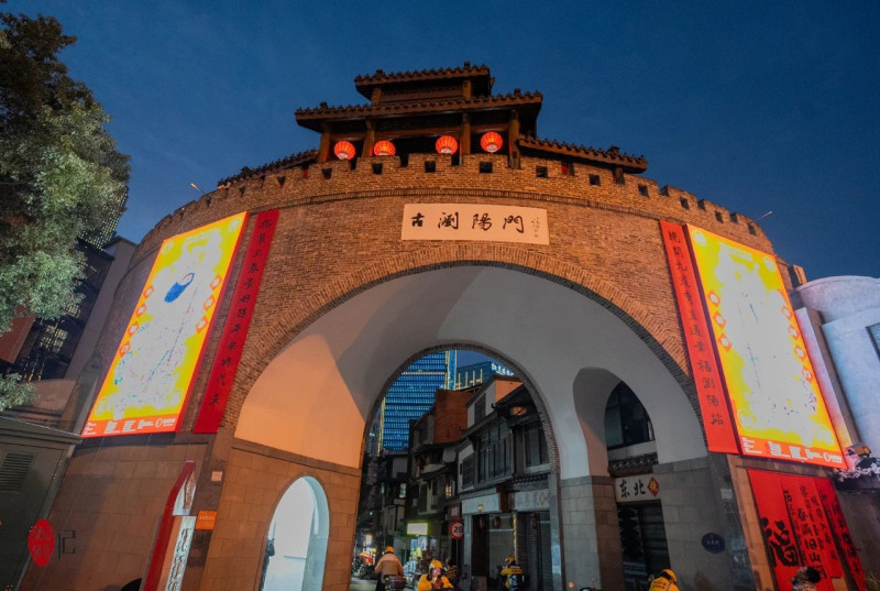 掛在瀏陽(yáng)門上的春聯(lián)。記者鄒麟 攝