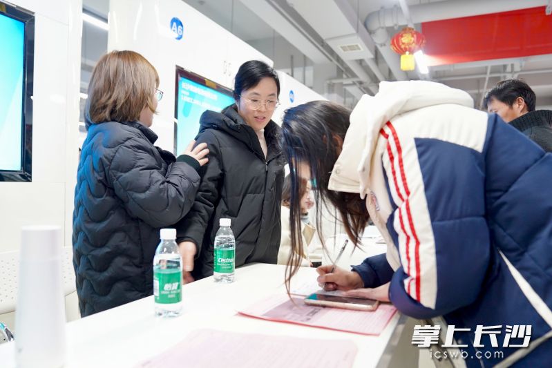 “太好了！我過完年就去廣東公司上班,?！奔议T口招聘會迎來了諸多廣東知名企業(yè),，一位求職者成功應聘并現場簽約。