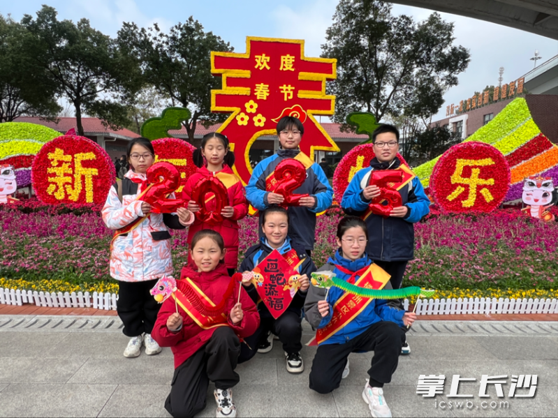 一群小小講解員在橘子洲景區(qū)為游客進(jìn)行志愿服務(wù),，為這傳統(tǒng)佳節(jié)增添了一抹別樣的青春亮色。 均為通訊員供圖