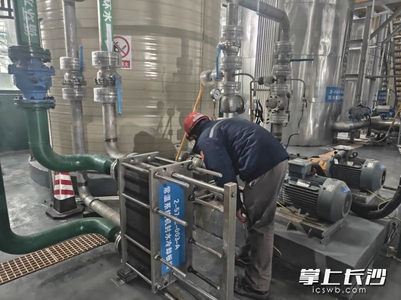永杉鋰業(yè)去年實現(xiàn)產(chǎn)銷規(guī)模翻倍,，今年春節(jié)假期依然滿負荷生產(chǎn)。圖為春節(jié)假期工人在值守,。受訪者供圖