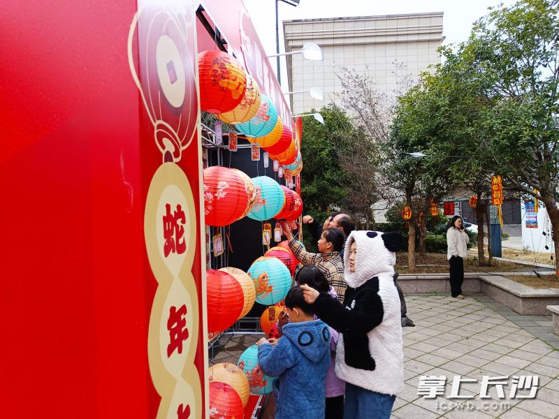 燈謎區(qū)男女老少都參與,。