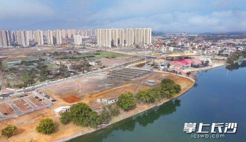 瀏陽河城區(qū)段文旅項目子項目——游客接待經(jīng)營中心（停車場）綜合項目正在建設中,。 長沙晚報通訊員 彭紅霞 攝
