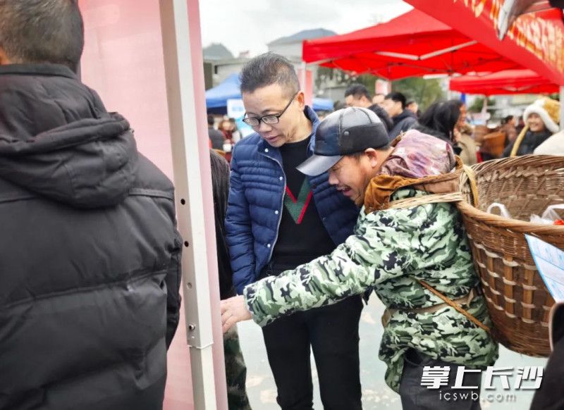 借著“春風行動”的契機,，雨花區(qū)企業(yè)的崗位直接“擺到”了石牌鎮(zhèn)的集市“地攤”上,。
