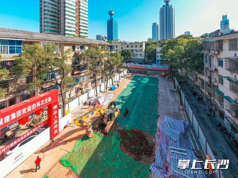 雨花區(qū)侯家塘街道湘農(nóng)橋社區(qū)二區(qū)9棟重建項目今日動工,，是全市首個危房拆除重建全過程代辦代建項目。 均為全媒體記者 陳飛 攝