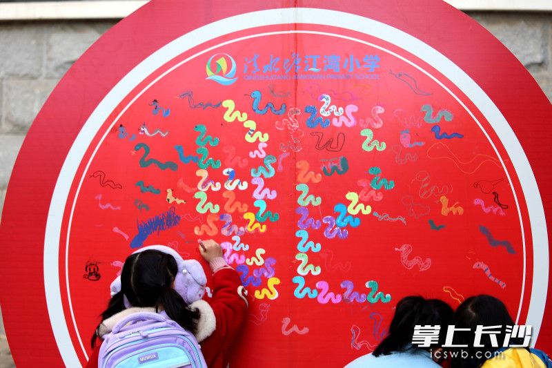 同學們在“畫蛇添福”,。