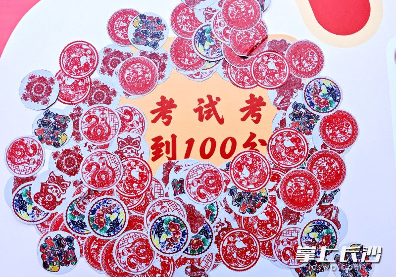 心愿墻上“考試考到100分”成了同學們“打卡”熱點區(qū),。