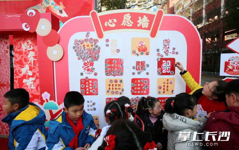同學們將新年心愿帖上心愿墻,。