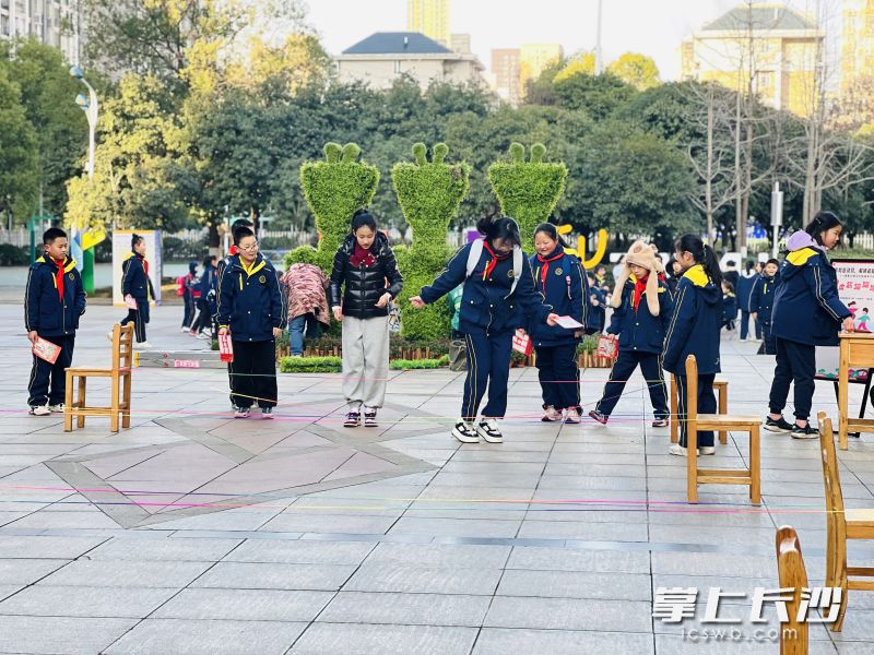 體驗(yàn)“皮筋跳跳跳”游戲,。