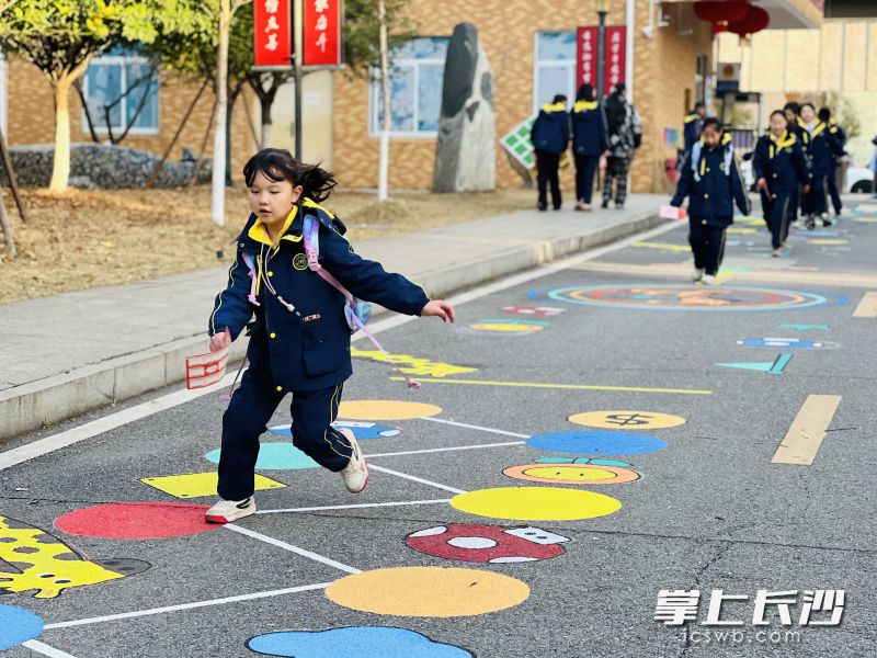 體驗(yàn)各種童年游戲。