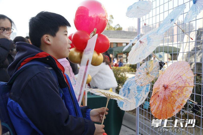 “非遺傘韻”體驗活動受到“雷小鋒”們的喜歡,。