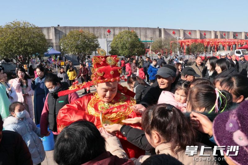 陶公廟會(huì)現(xiàn)場(chǎng),，財(cái)神派送新春福氣,，吸引眾多游客。 均為長(zhǎng)沙晚報(bào)通訊員趙佳慧攝