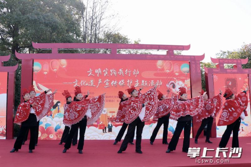 非遺剪紙模特秀表演,。