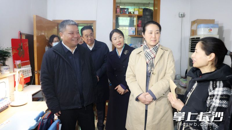陳剛一行與受助家庭親切交流,。 均為長(zhǎng)沙晚報(bào)全媒體記者盛磊攝