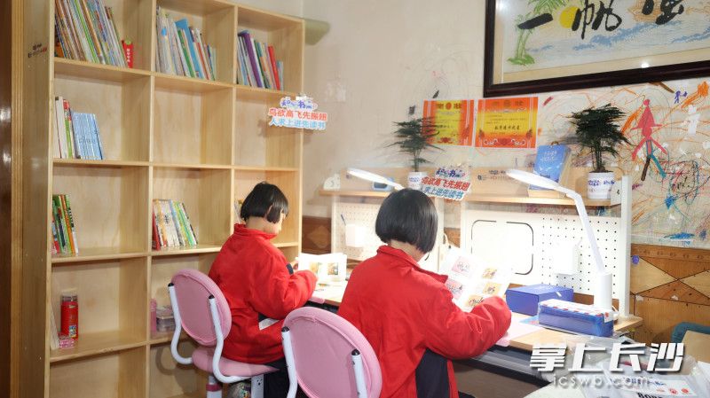 經(jīng)“知心書(shū)桌”項(xiàng)目改造后的閱讀區(qū)域。
