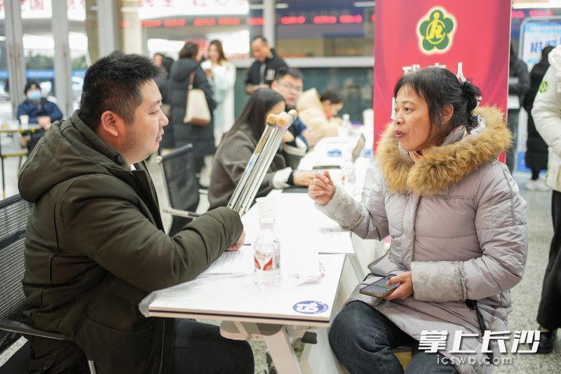 不少求職者排隊(duì)投遞簡(jiǎn)歷。