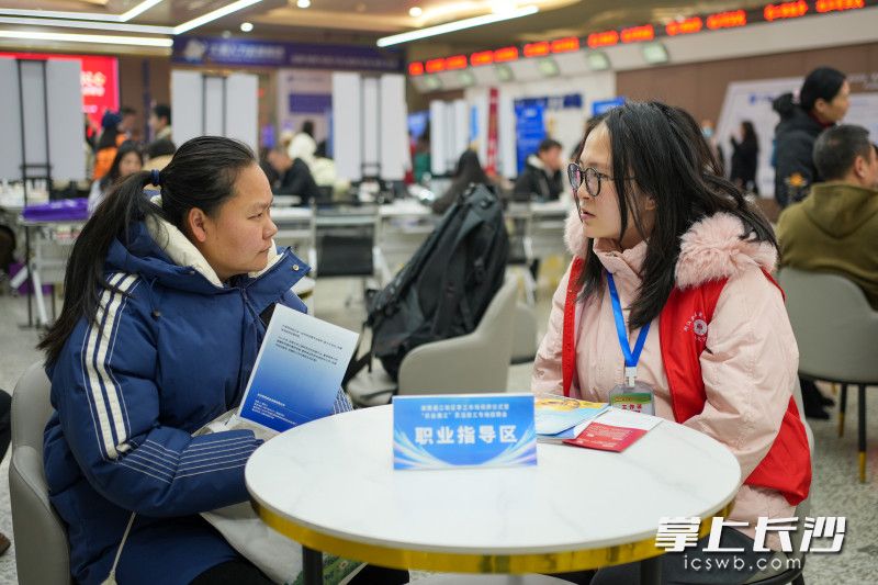 12日,，長(zhǎng)沙市社區(qū)就業(yè)服務(wù)專員來(lái)到現(xiàn)場(chǎng)幫助求職者找工作。