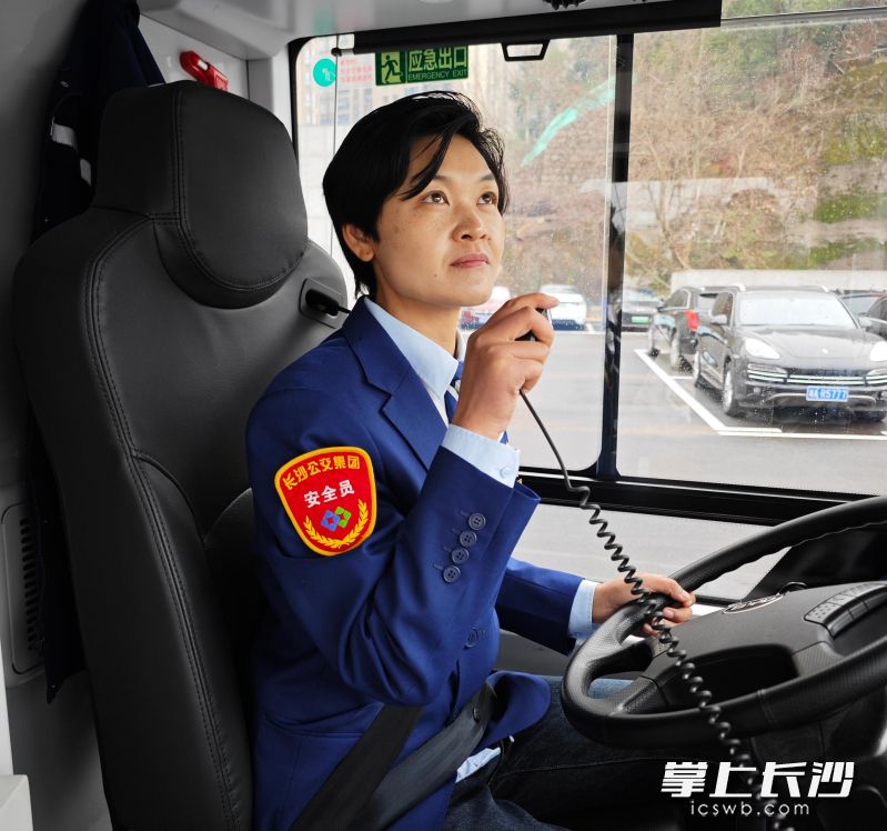 陳花枚表示,，駕駛湘江觀光巴士要眼觀六路、耳聽八方,。